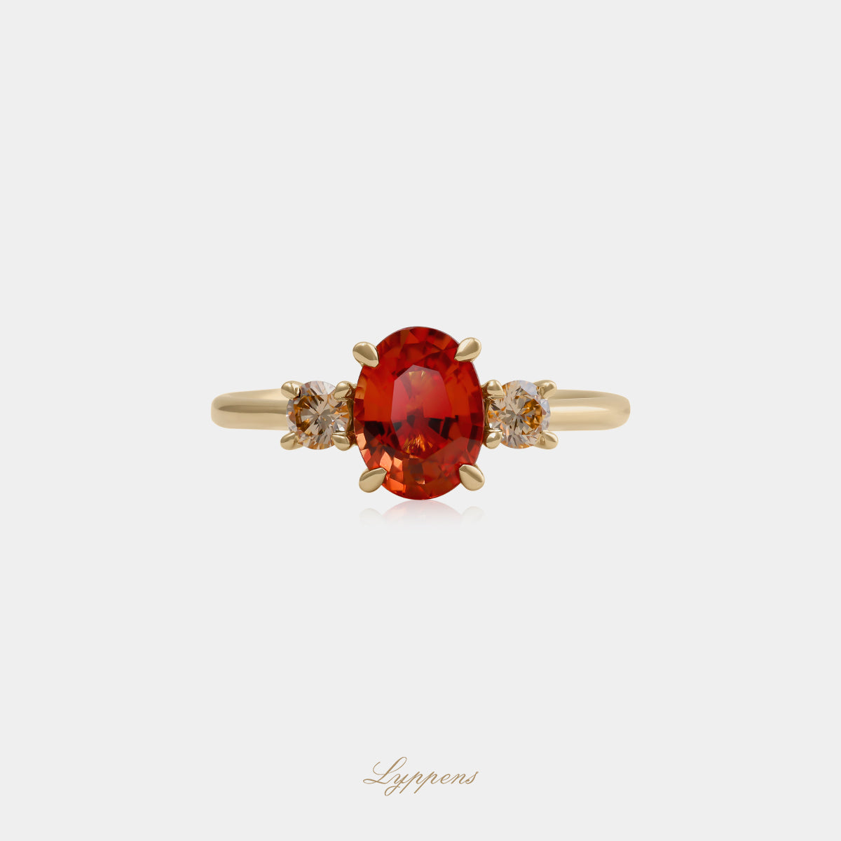 18kt geelgouden ring met ovaal geslepen oranje saffier en 0.24ct briljant geslepen bruine diamanten