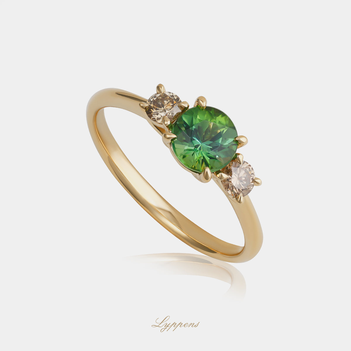 18 karaat geelgouden ring met rond geslepen groene toermalijn en bruine diamant zijstenen 0.24ct