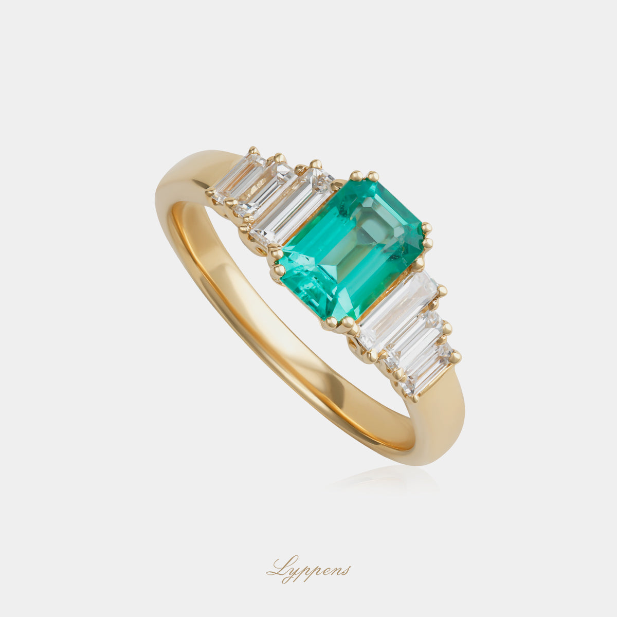 18 karaat geel witgouden ring met smaragd 1.03ct en baguette geslepen diamant 0.46ct