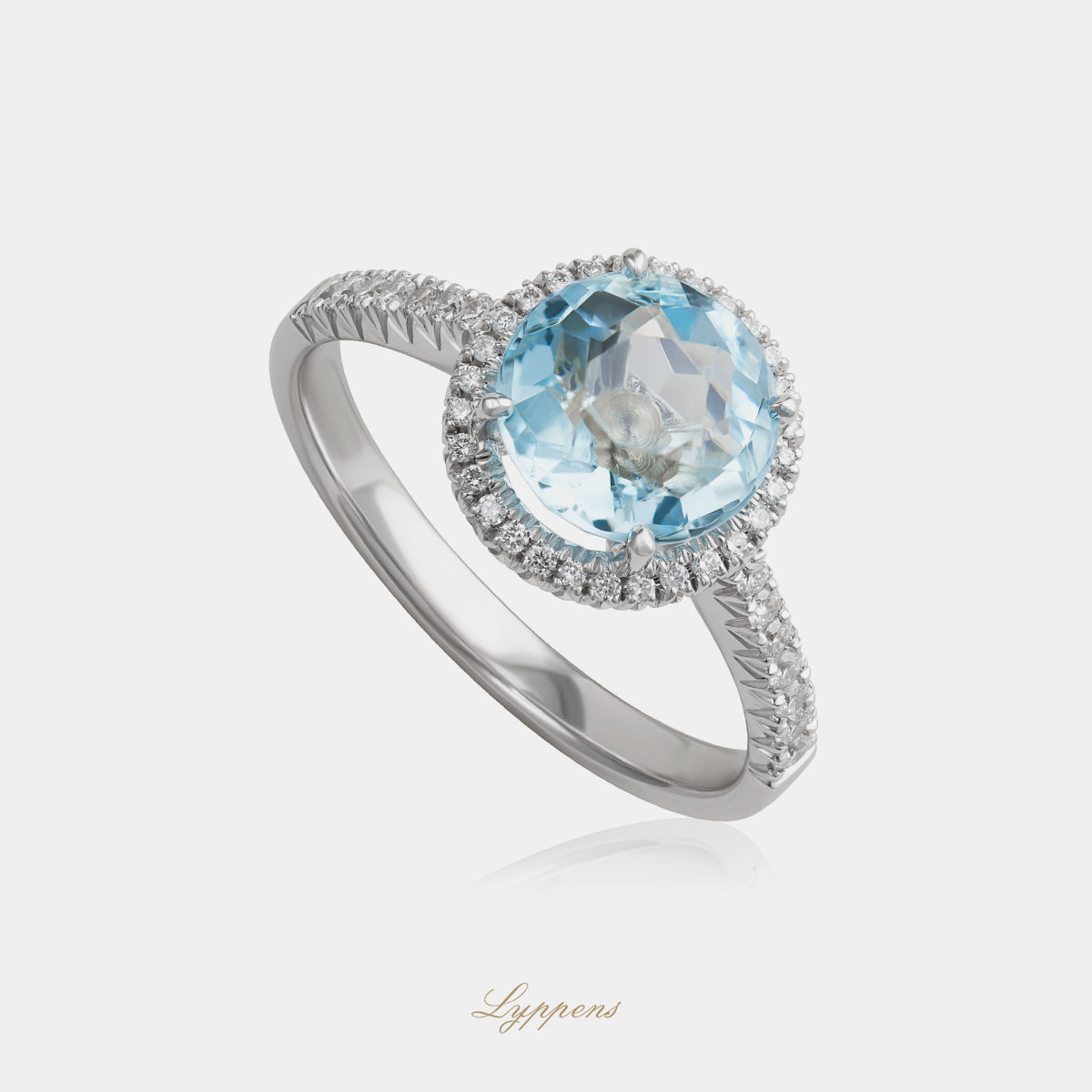 Witgouden entourage ring met aquamarijn en diamant