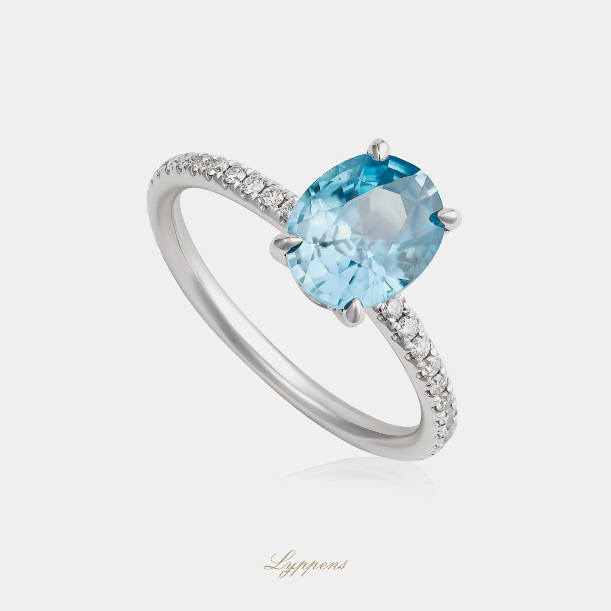 18 karaat witgouden ring met ovaal geslepen zirkoon en briljant pavé diamant 0.32ct