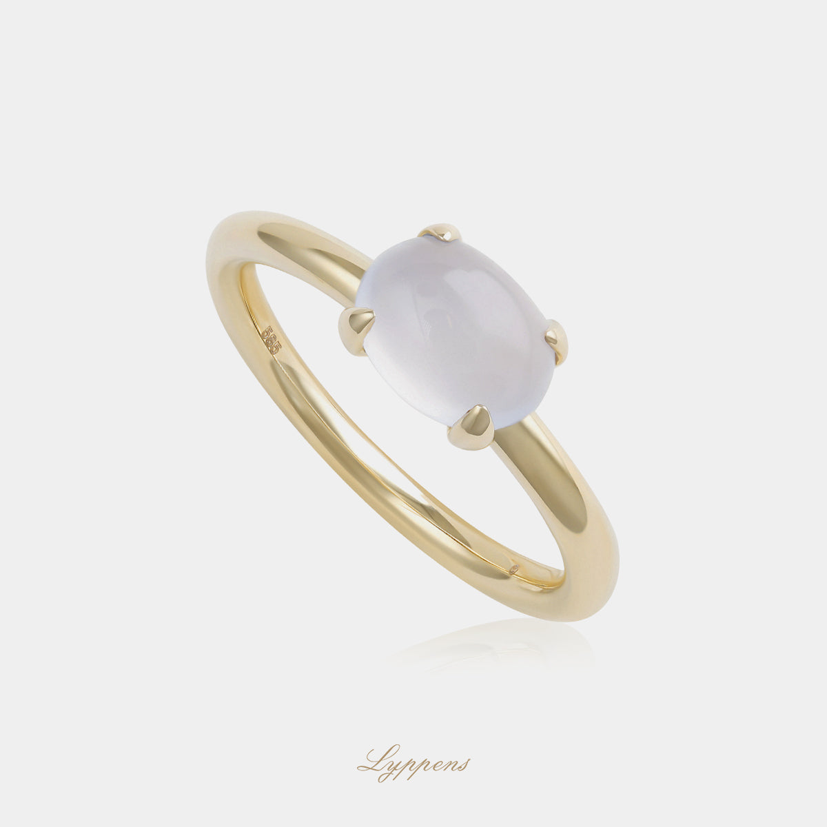 14 karaat geelgouden ring uit de Capri collectie met ovaal cabochon geslepen blauwe chalcedoon, prachtig te combineren met andere ringen uit de collectie