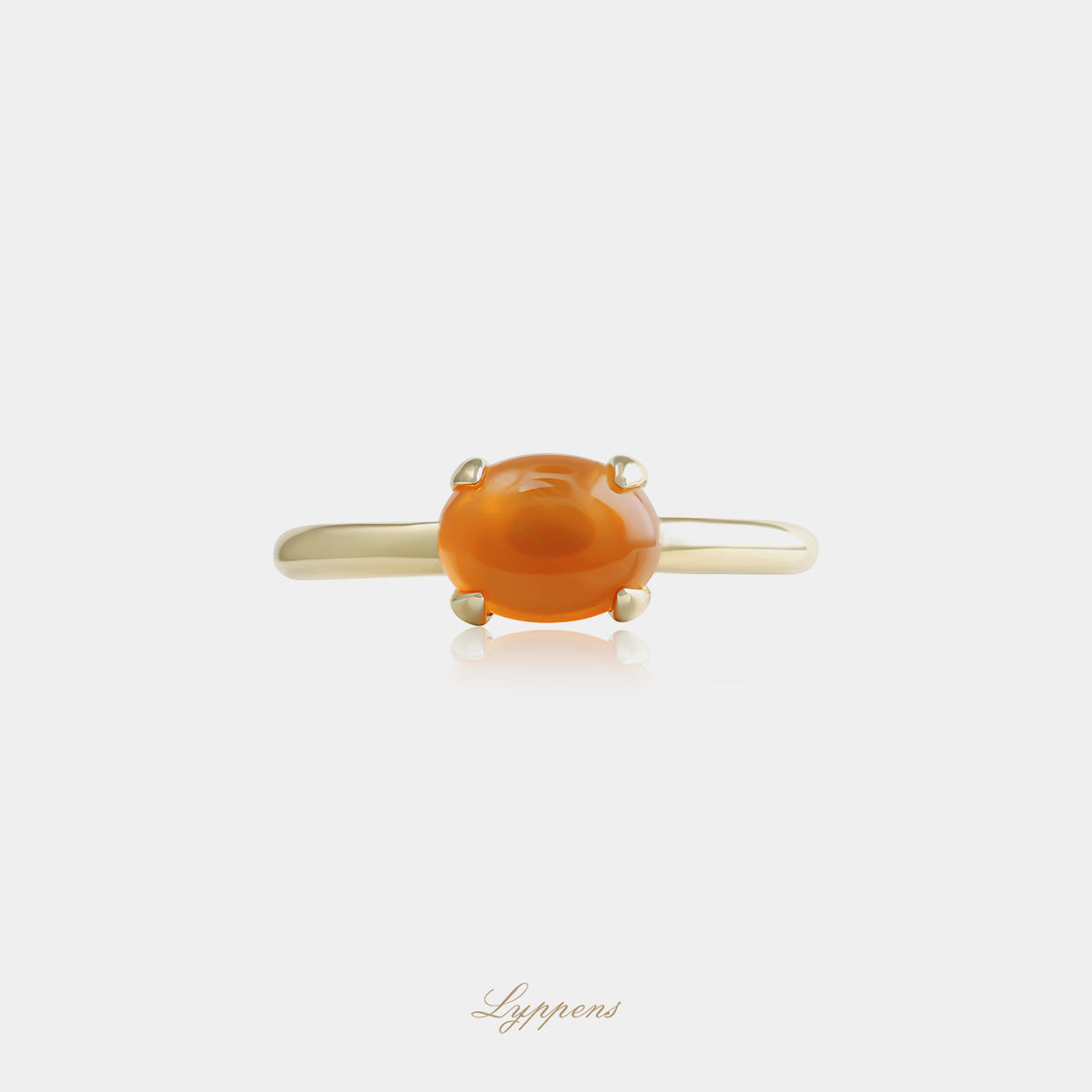 14kt geelgouden Capri ring gezet met een ovaal cabochon geslepen carneool, afzonderlijk te dragen of te combineren met andere Capri ringen