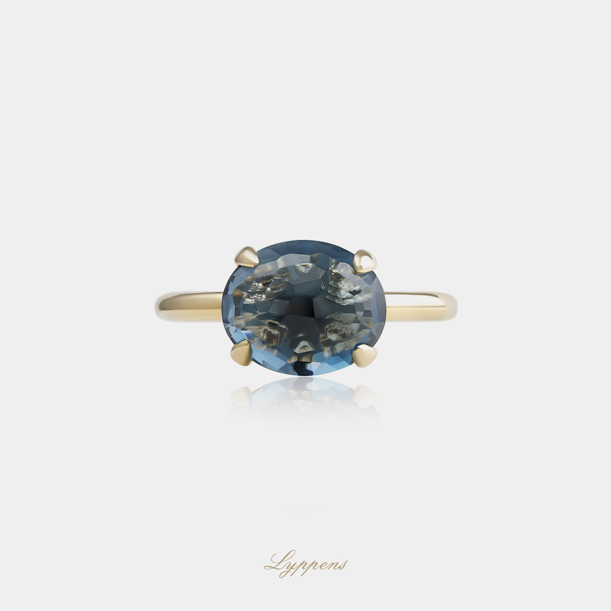 14kt geelgouden Capri ring gezet met een ovaal gefacetteerde London Blue topaas, afzonderlijk te dragen of te combineren met andere Capri ringen