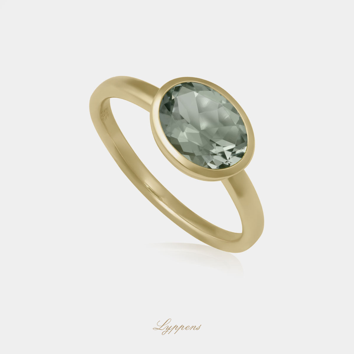 Geelgouden ring in het midden gezet met een ovaal geslepen prasioliet.