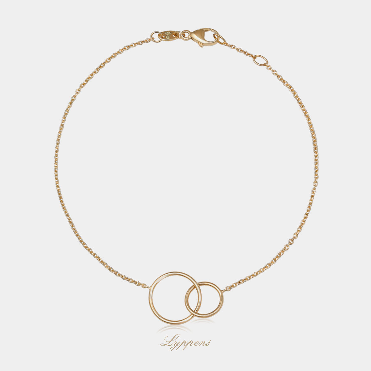 Geelgouden anker schakelarmband gedecoreerd met twee ringen.