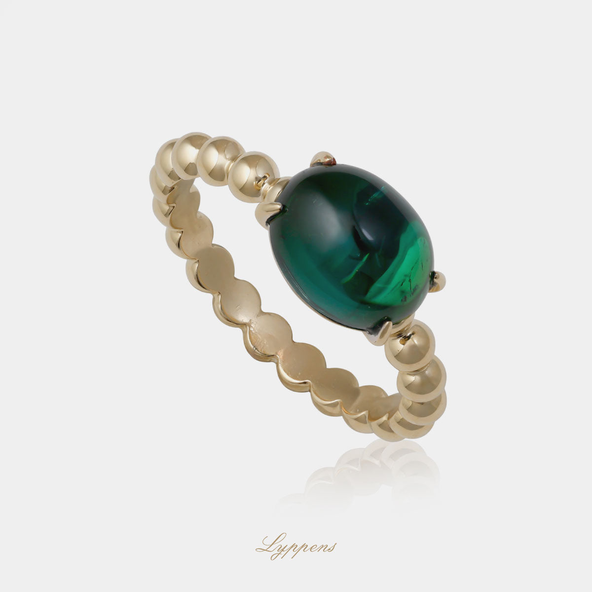 Geelgouden bolletjes ring in het midden gezet met een cabochon geslepen toermalijn.