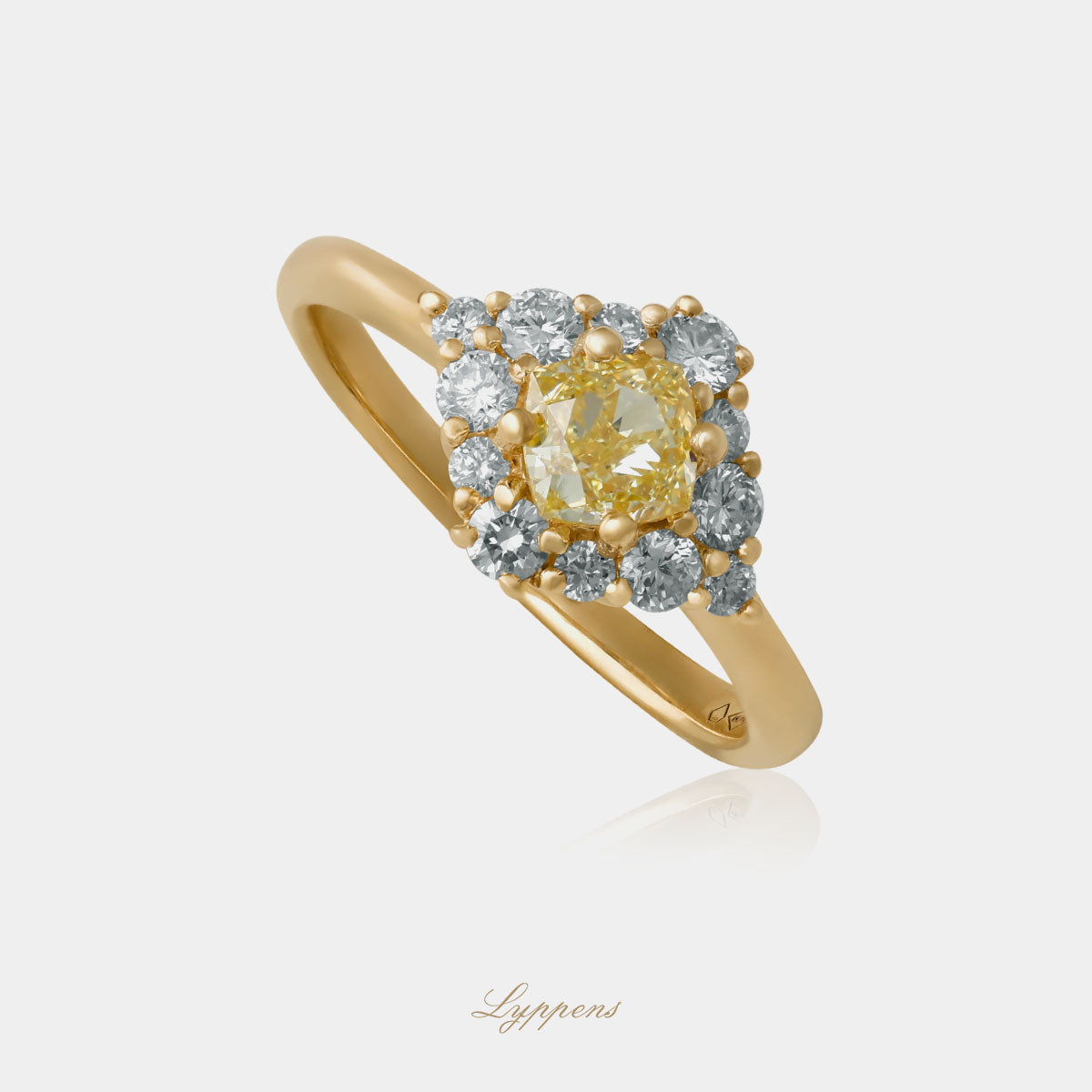 Geelgouden verlovings ring gezet met wit en gele briljant geslepen diamant.