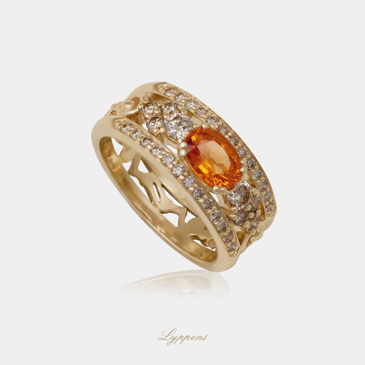 Geelgouden bandring in het midden gezet met een oranje saffier en omringt door briljant geslepen bruinen diamant.