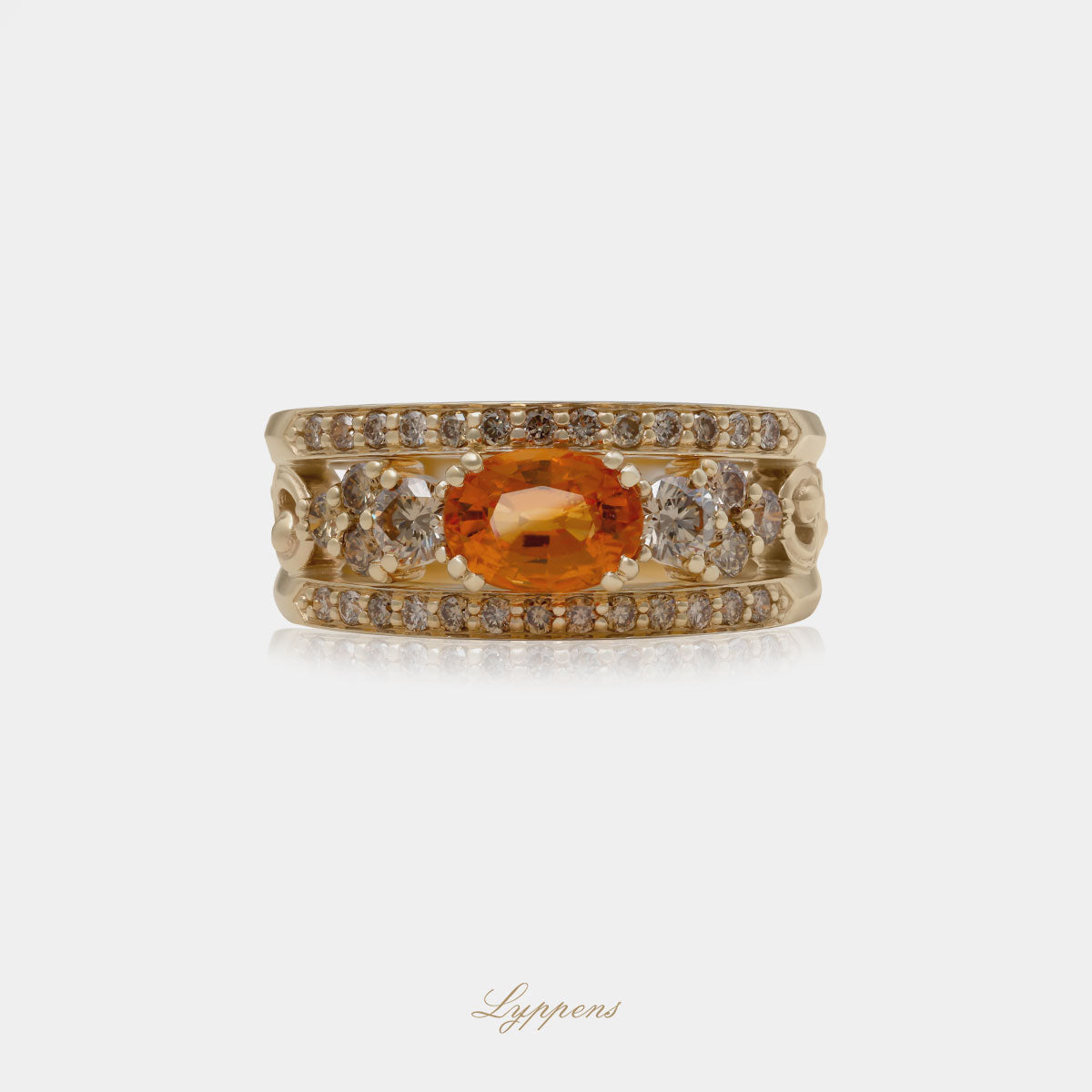 Geelgouden bandring in het midden gezet met een oranje saffier en omringt door briljant geslepen bruinen diamant.