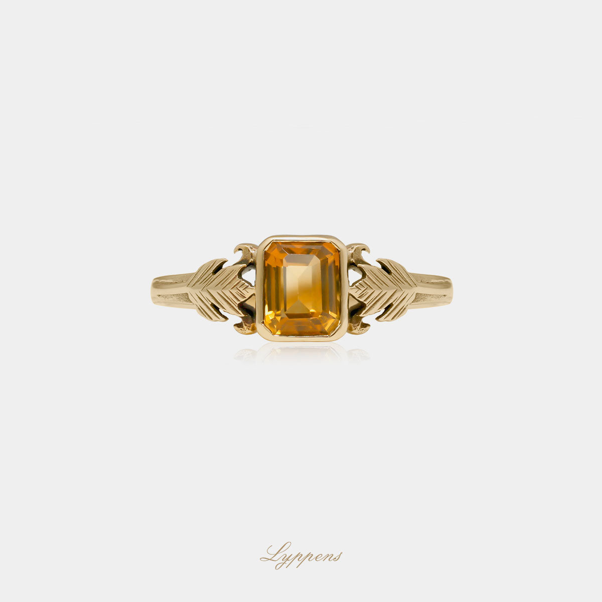 Geelgouden ring in het midden gezet met een rechthoekige citrien en aan weerzijde gedecoreerd met een blad.