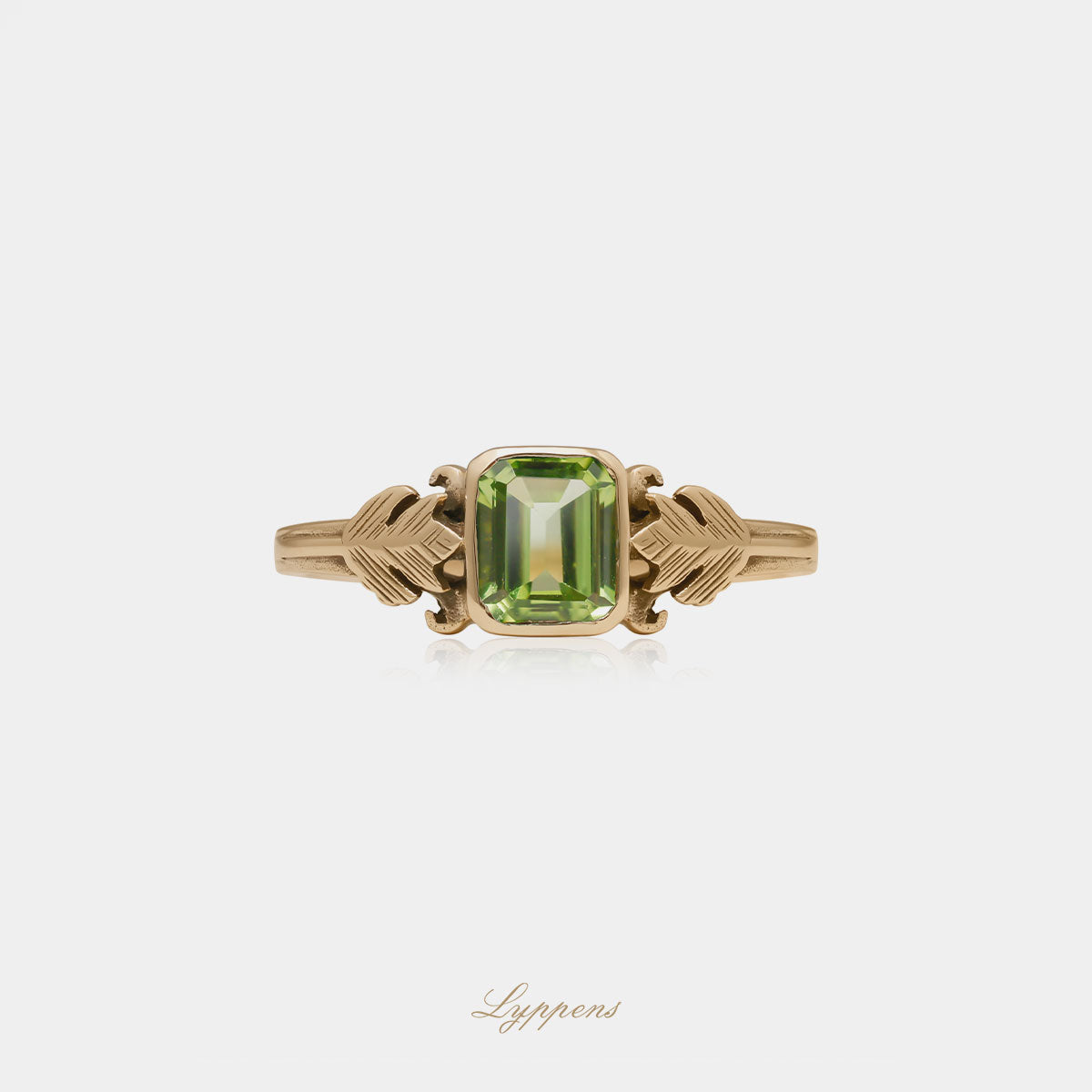 Geelgouden ring in het midden gezet met een vierkanten peridoot en gedecoreerd met blad.
