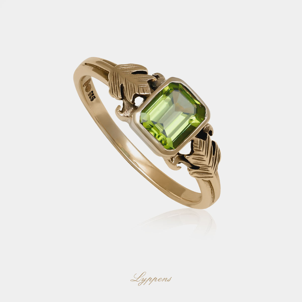 Geelgouden ring in het midden gezet met een vierkanten peridoot en gedecoreerd met blad.