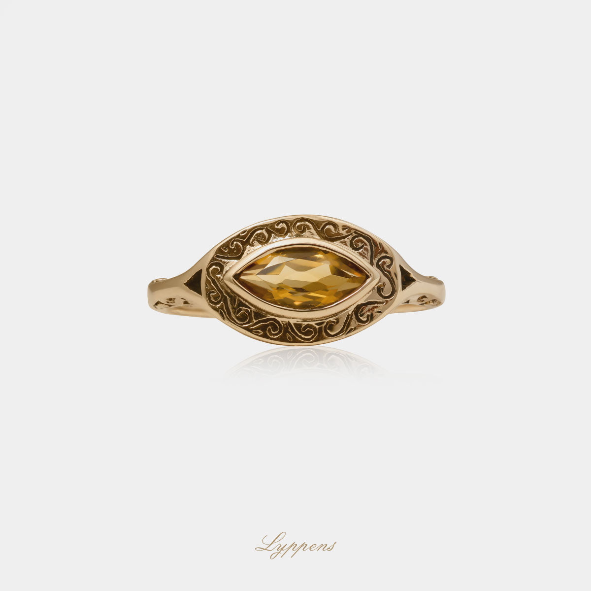 Geelgouden ring gezet met markies geslepen citrien in gedecoreerde zetting.