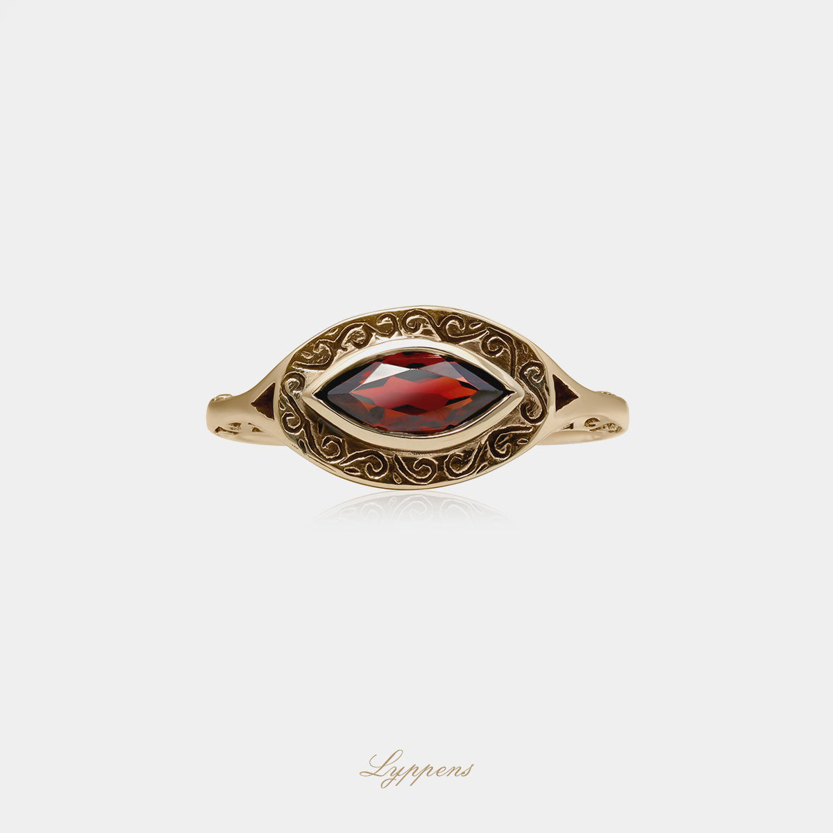 Geelgouden ring gezet met een markies geslepen granaat in een gedecoreerde zetting.