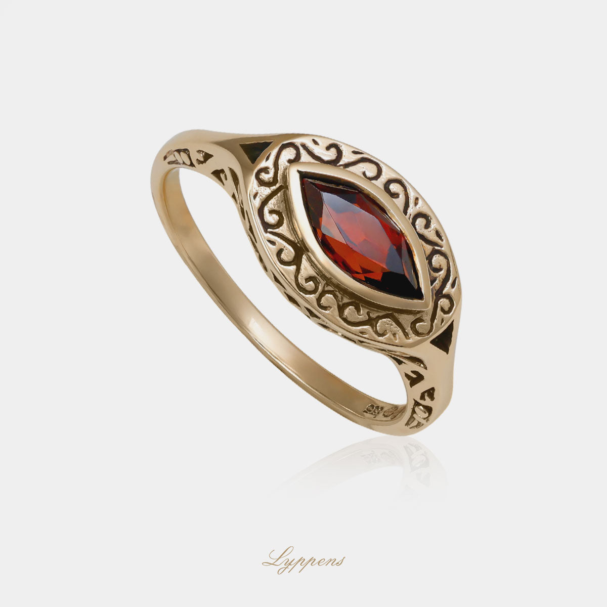 Geelgouden ring gezet met een markies geslepen granaat in een gedecoreerde zetting.