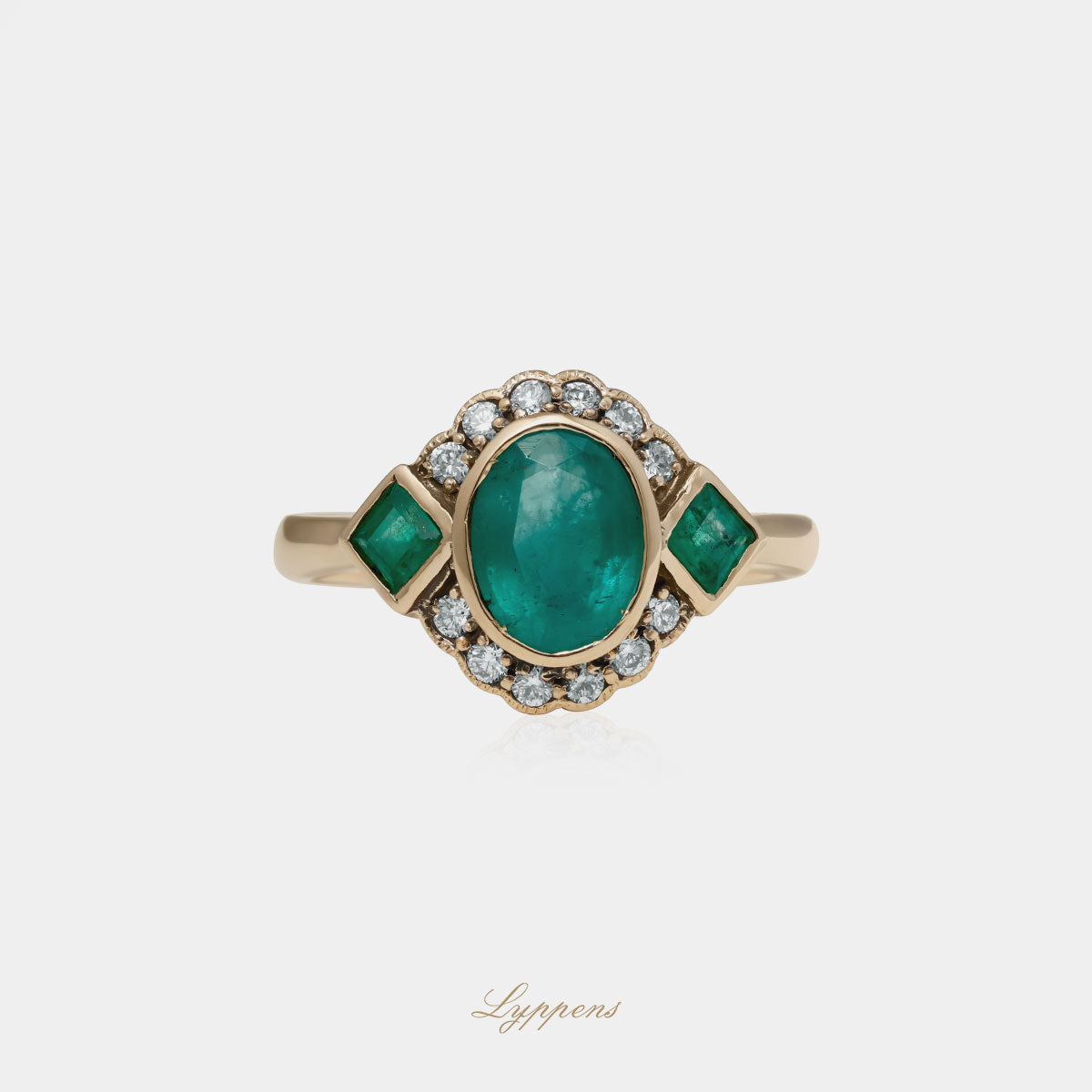 Geelgouden ring gezet met smaragd en briljant geslepen diamant.