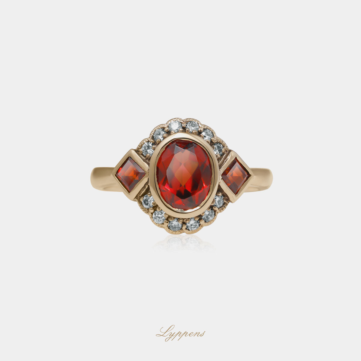 Geelgouden ring gezet met ovale en vierkante granaat en briljant geslepen diamant.