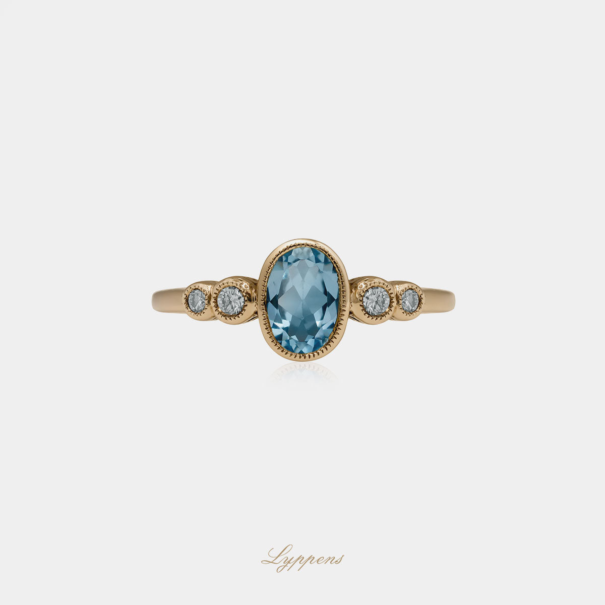 Geelgouden ring in het midden gezet met een topaas en geflankeerd door briljant geslepen diamant.