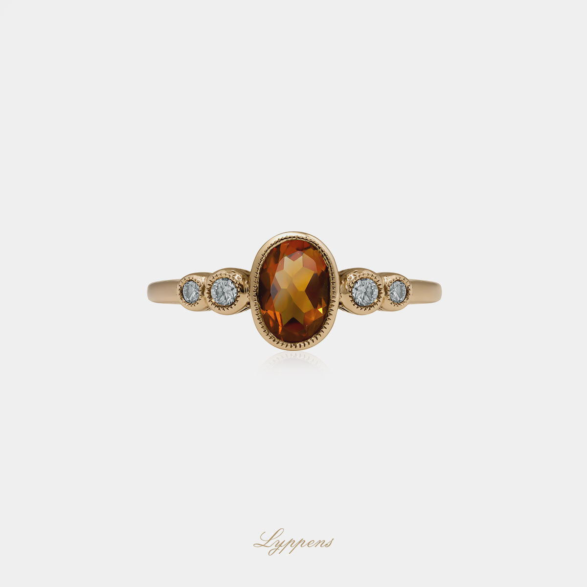 Geelgouden ring in het midden gezet met citrien en geflankeerd door briljant geslepen diamant.