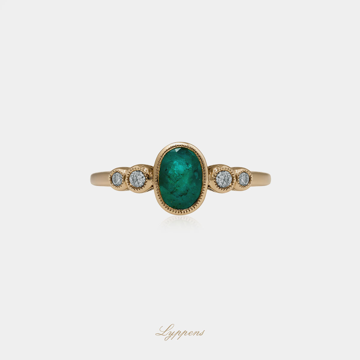 Geelgouden ring in het midden gezet met een smaragd en geflankeerd door briljant geslepen diamant.