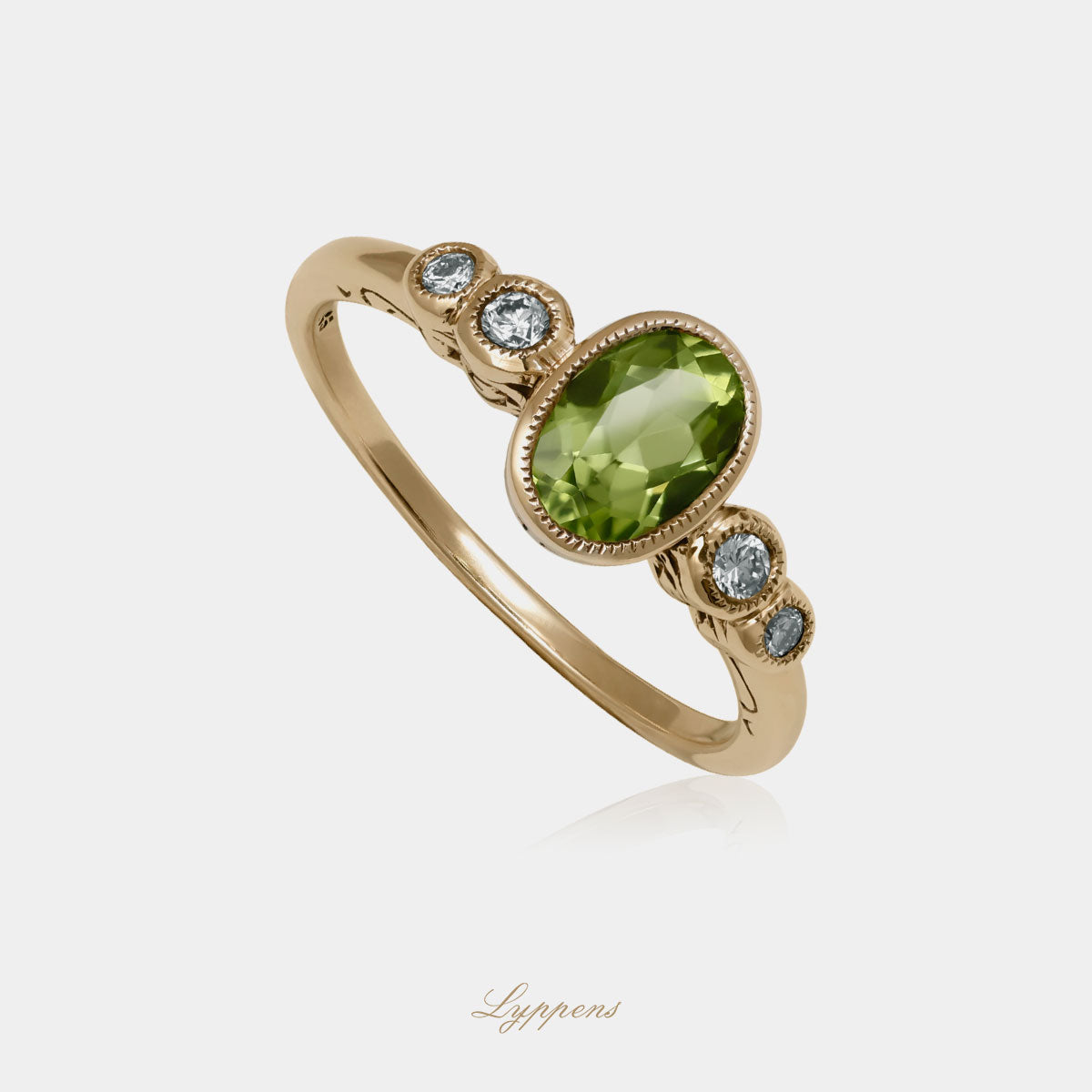 Geelgouden ring in het midden gezet met ovaal geslepen peridoot en geflankeerd door diamant.