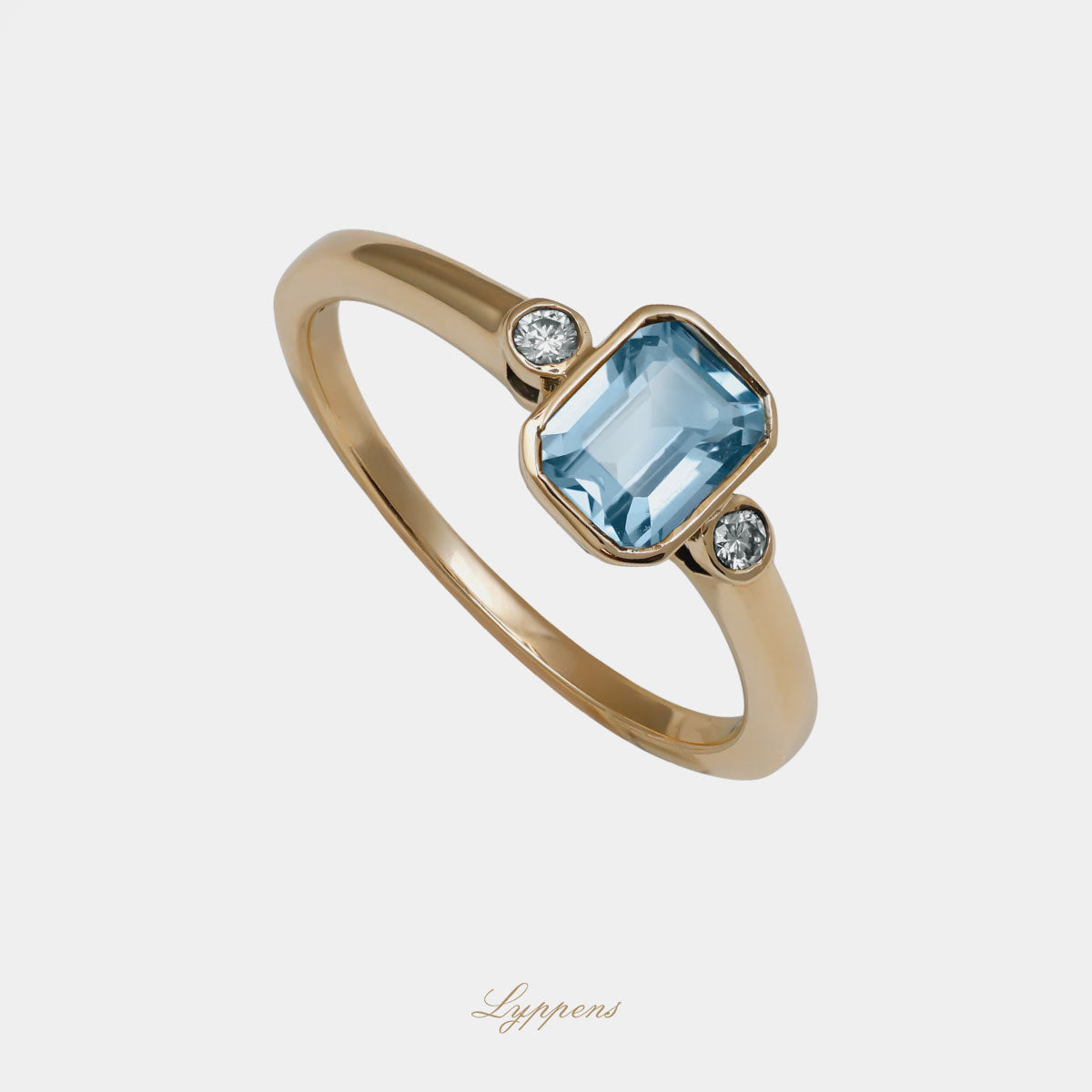 Geelgouden driesteens ring in het midden gezet met topaas en geflankeerd met briljant geslepen diamant.