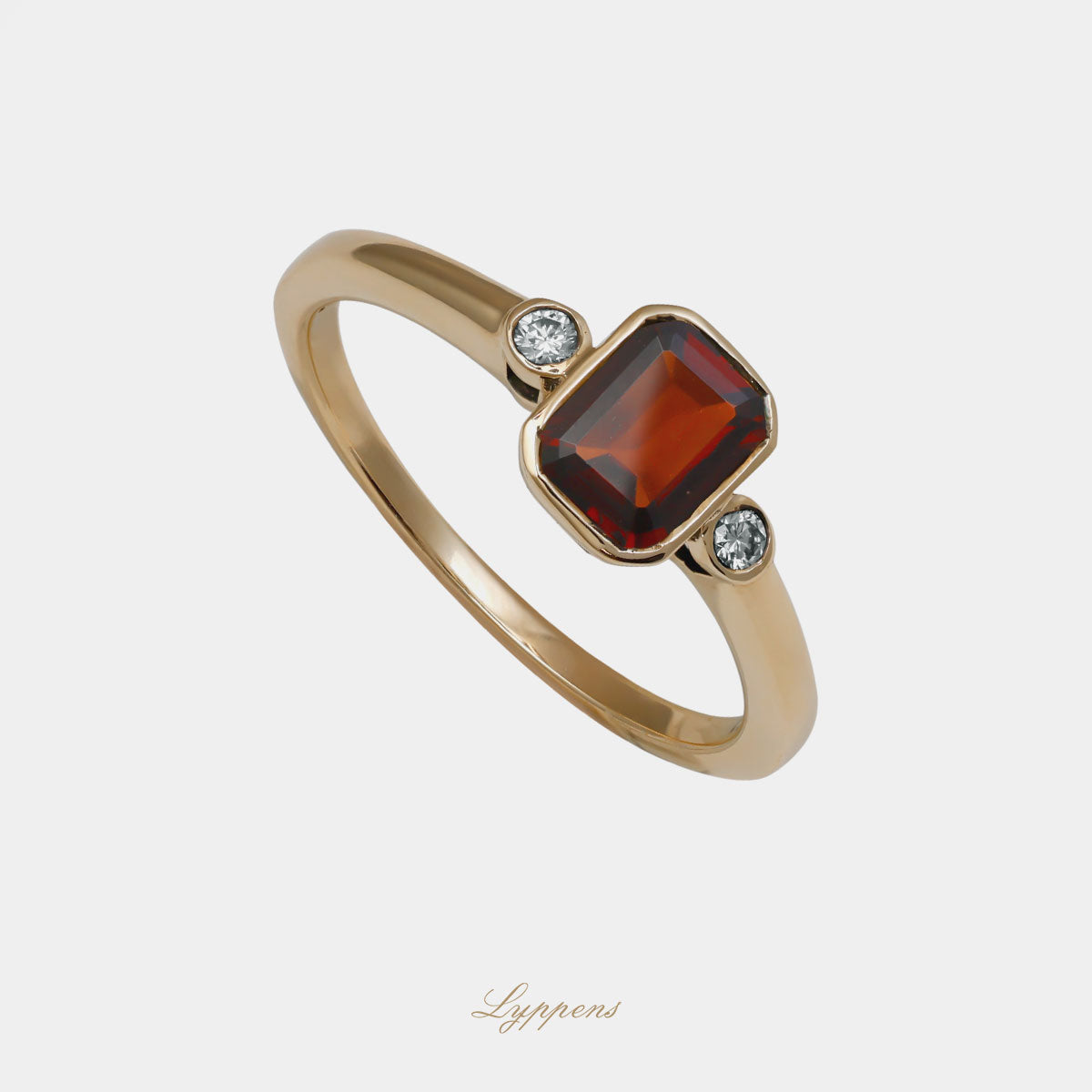 Geelgouden driesteens ring in het midden gezet met granaat en geflankeerd door briljant geslepen diamant.
