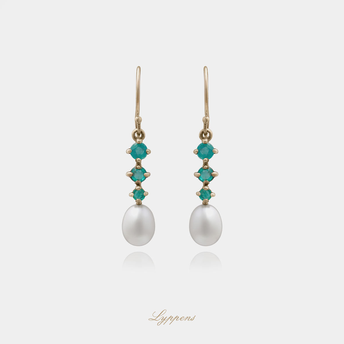 Geelgouden oorbellen met smaragd en parels