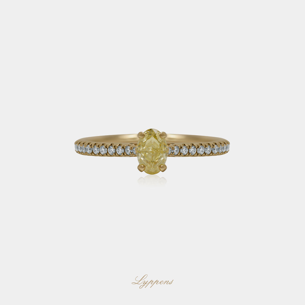 Geelgouden solitair ring gezet met een ovaal geslepen fancy yellow diamant en briljant geslepen witte diamant.