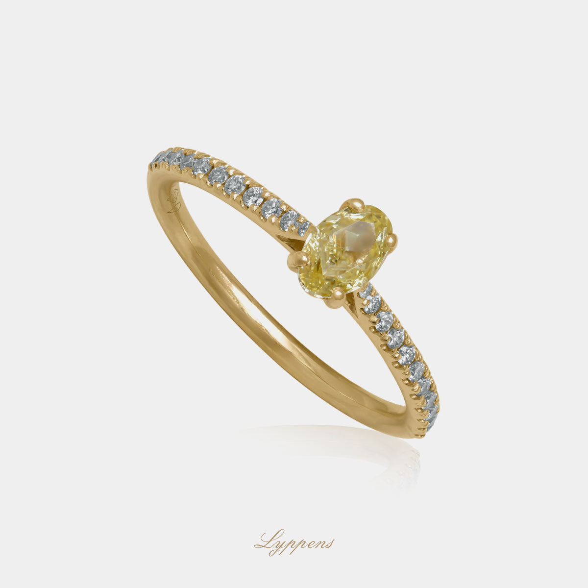 Geelgouden solitair ring gezet met een ovaal geslepen fancy yellow diamant en briljant geslepen witte diamant.
