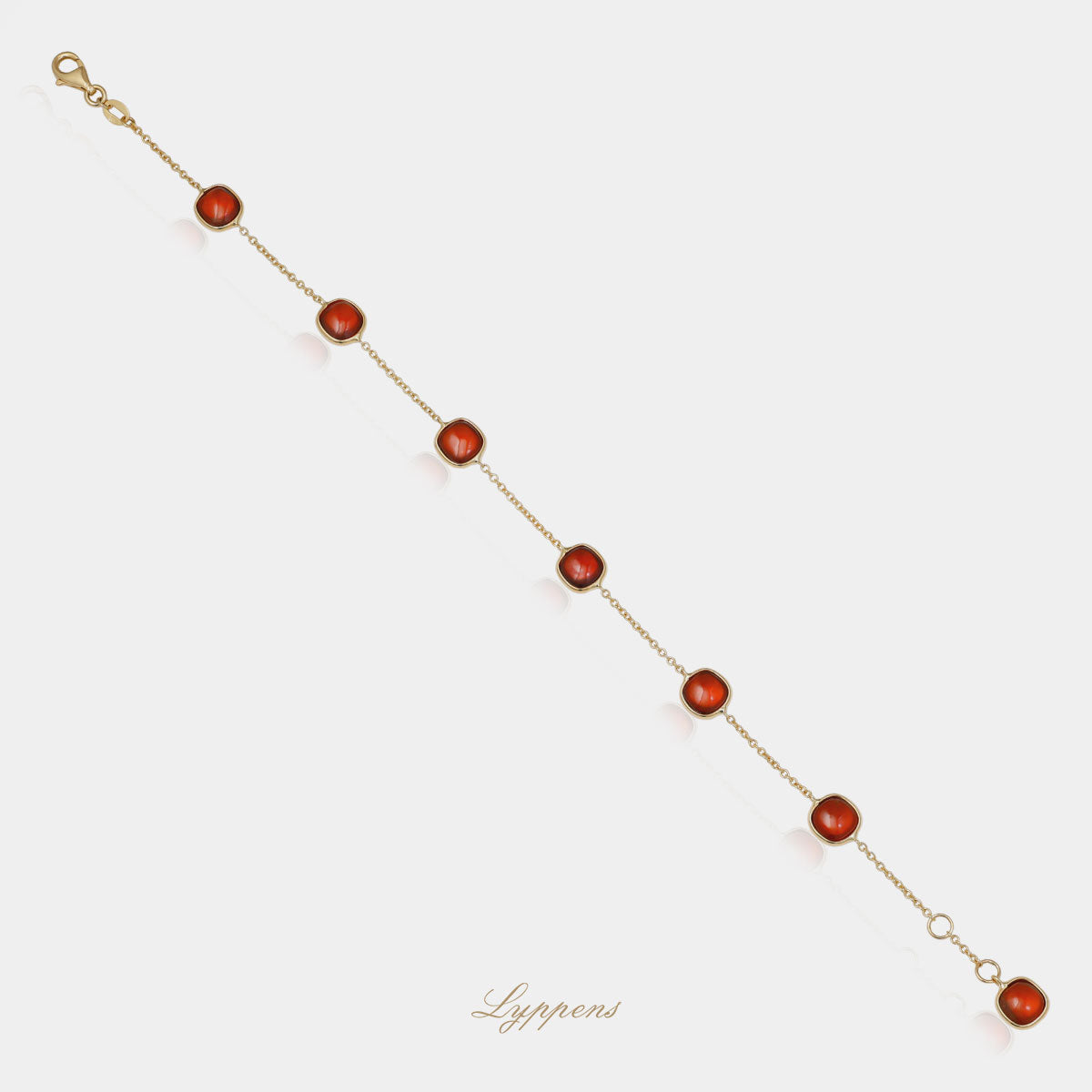 Geelgouden anker schakelarmband gezet met cabochon geslepen granaat.