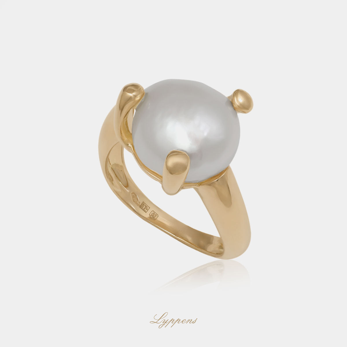 Yellow gold ring with pearl