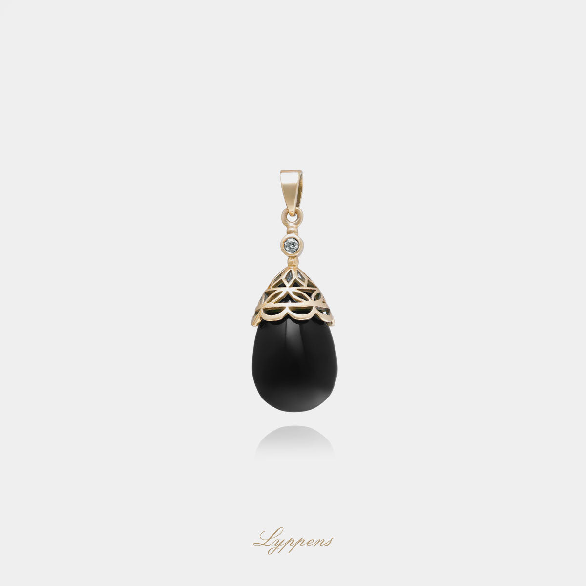 Geelgouden hanger gezet met een briljant geslepen diamant en druppel vormige onyx.