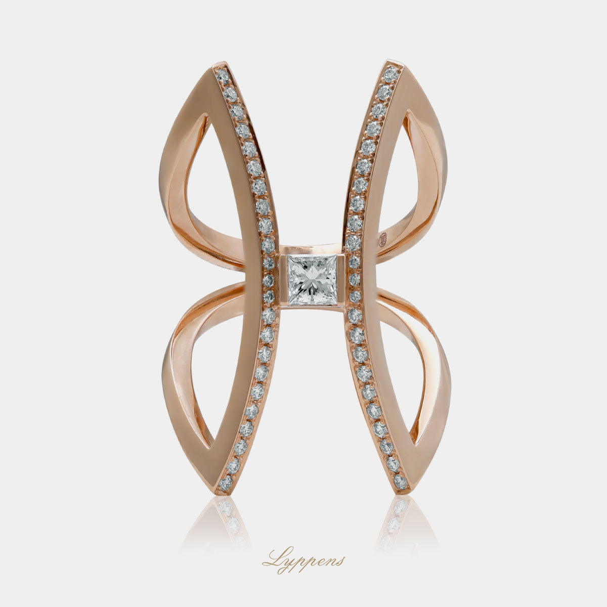 Roségouden ring in het midden gezet met princess geslepen diamant en pave gezet met briljant geslepen diamant.