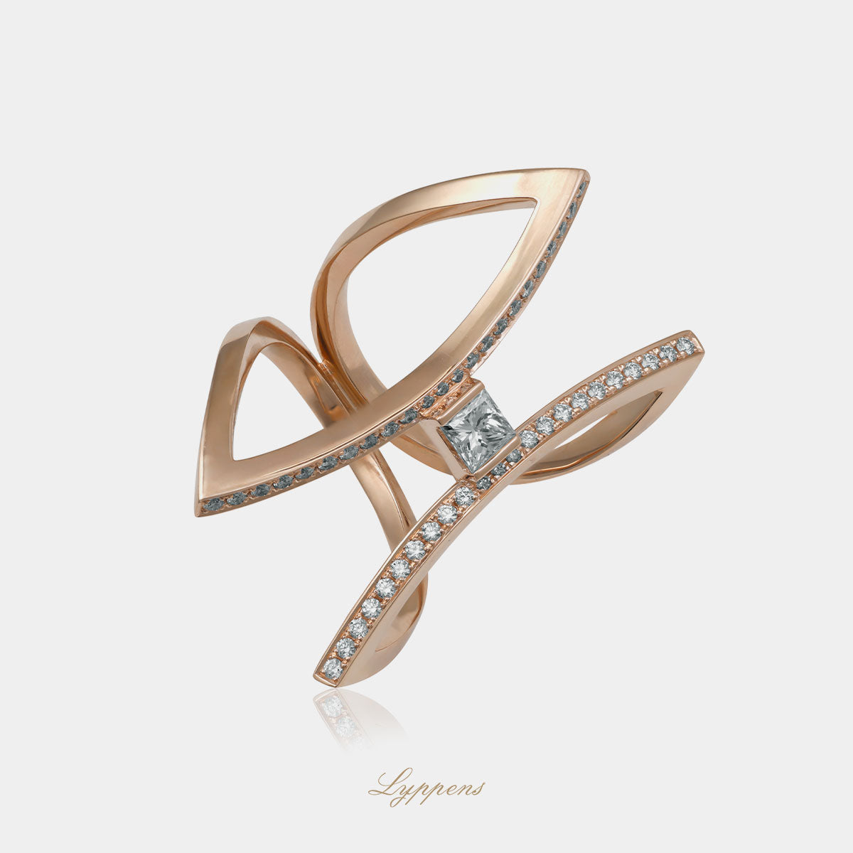 Roségouden ring in het midden gezet met princess geslepen diamant en pave gezet met briljant geslepen diamant.