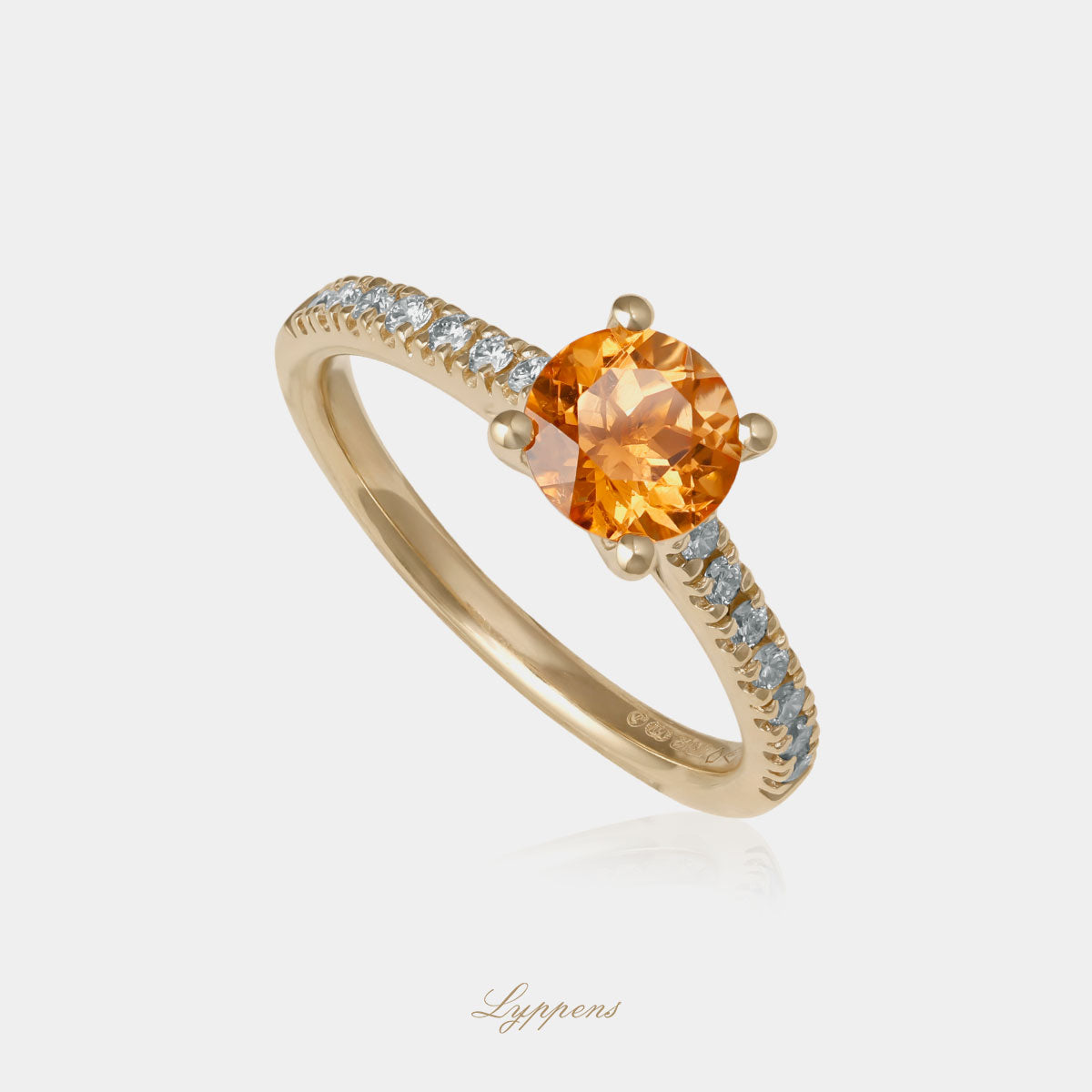 Geelgouden ring met spessartien granaat en pavé diamanten