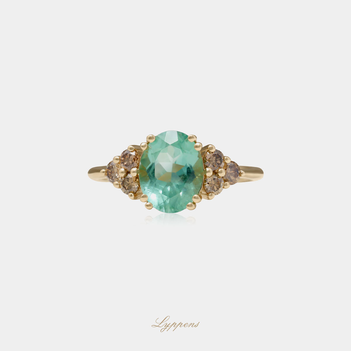 Geelgouden ring in het midden gezet met een ovaal geslepen toermalijn en geflankeerd door briljant geslepen bruine diamant.