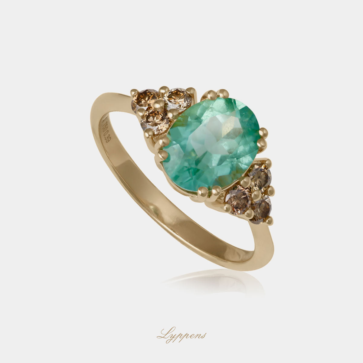 Geelgouden ring in het midden gezet met een ovaal geslepen toermalijn en geflankeerd door briljant geslepen bruine diamant.