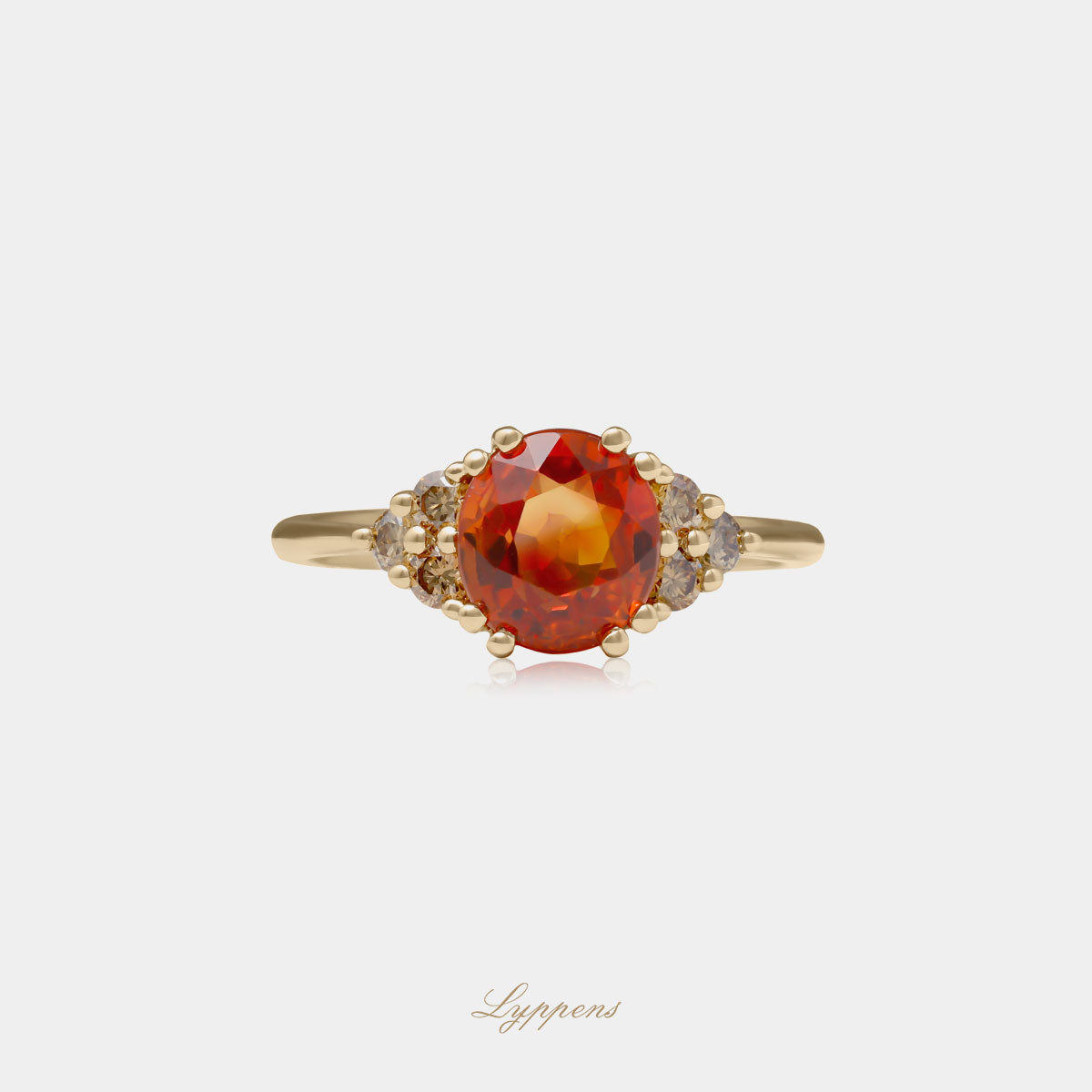 Geelgouden ring in het midden gezet met een ovaal gefacetteerde oranje saffier en geflankeerd door briljant geslepen bruine diamant.