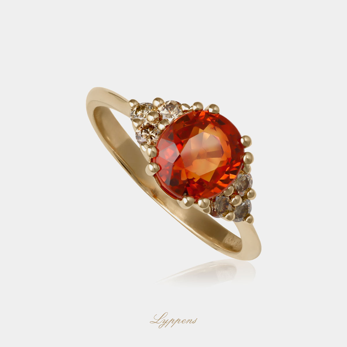 Geelgouden ring in het midden gezet met een ovaal gefacetteerde oranje saffier en geflankeerd door briljant geslepen bruine diamant.