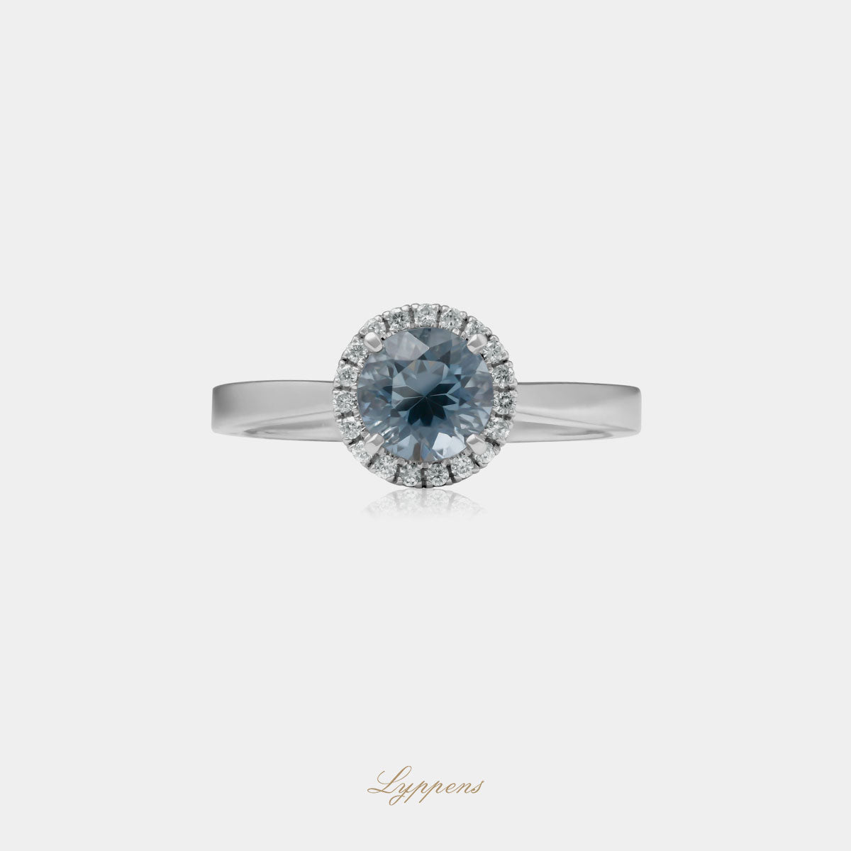 Witgouden entourage ring in het midden gezet met een rond geslepen spinel in een entourage van briljant geslepen diamant.