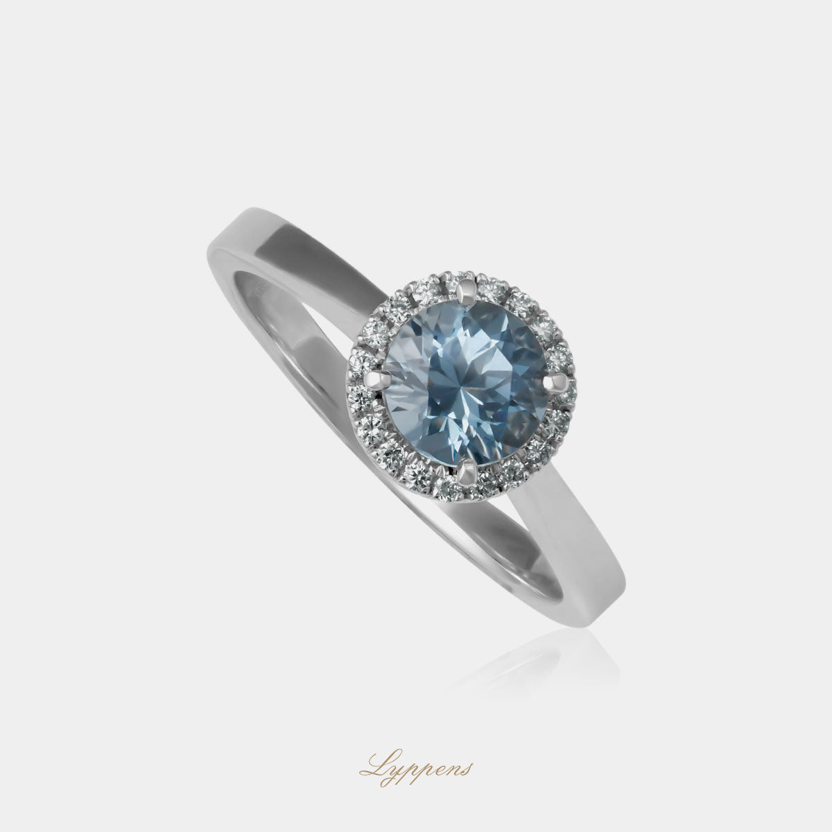 Witgouden entourage ring in het midden gezet met een rond geslepen spinel in een entourage van briljant geslepen diamant.