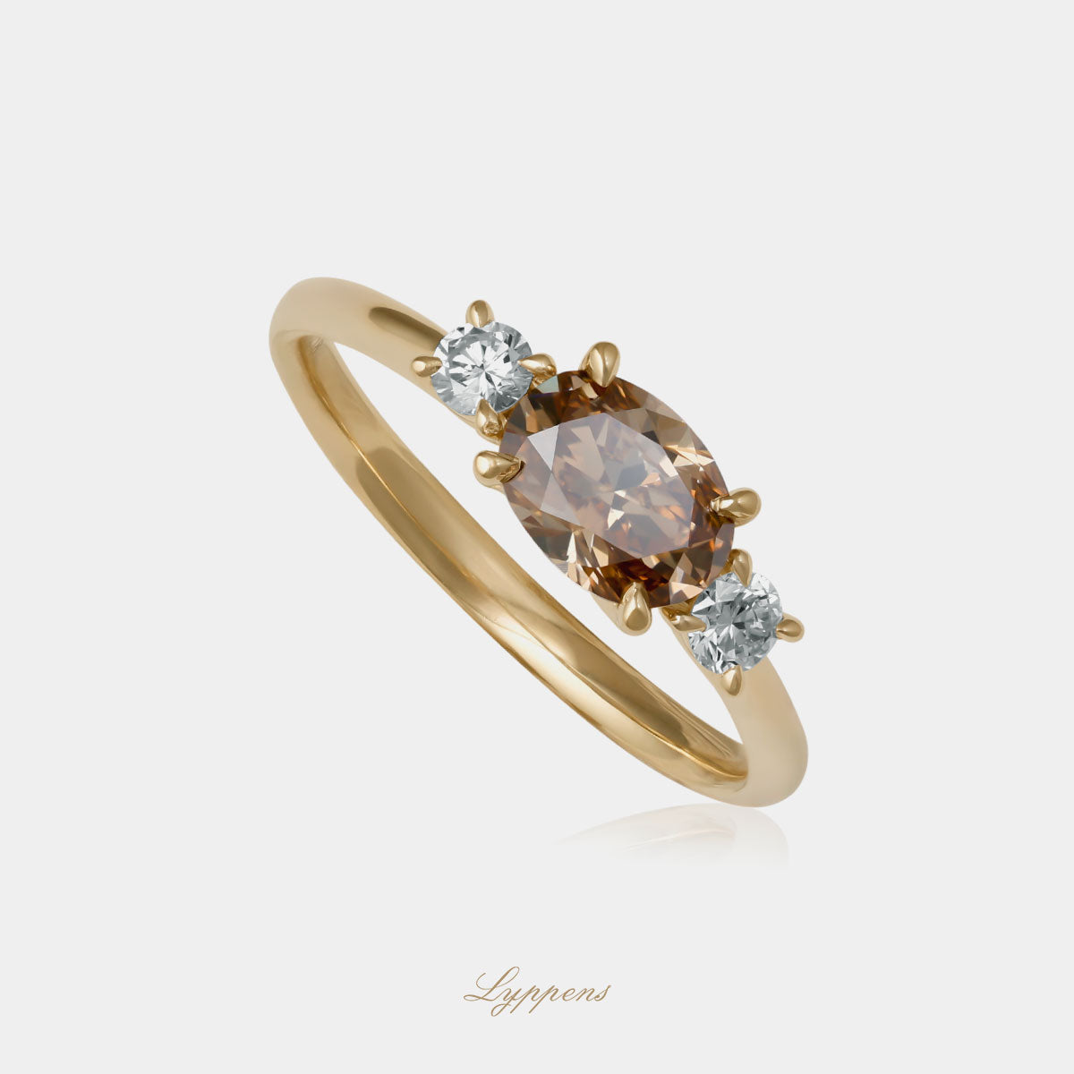 Geelgouden ring in het midden gezet met een ovaal geslepen bruine diamant geflankeerd door briljant geslepen witte diamant.