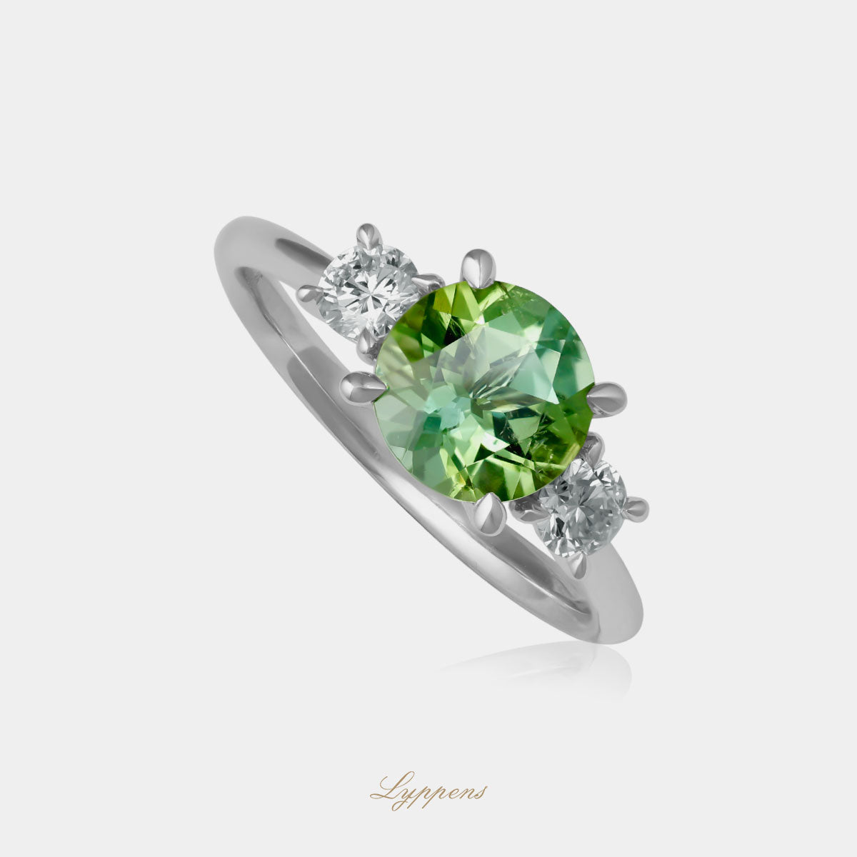 Witgouden ring met groene toermalijn en briljant geslepen diamanten