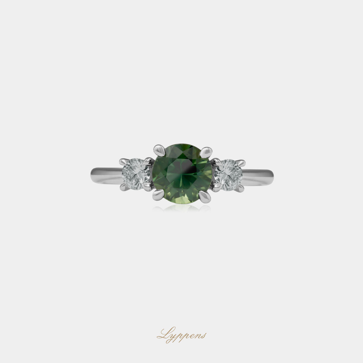 Witgouden ring in het midden gezet met een groene saffier geflankeerd door briljant geslepen diamant.