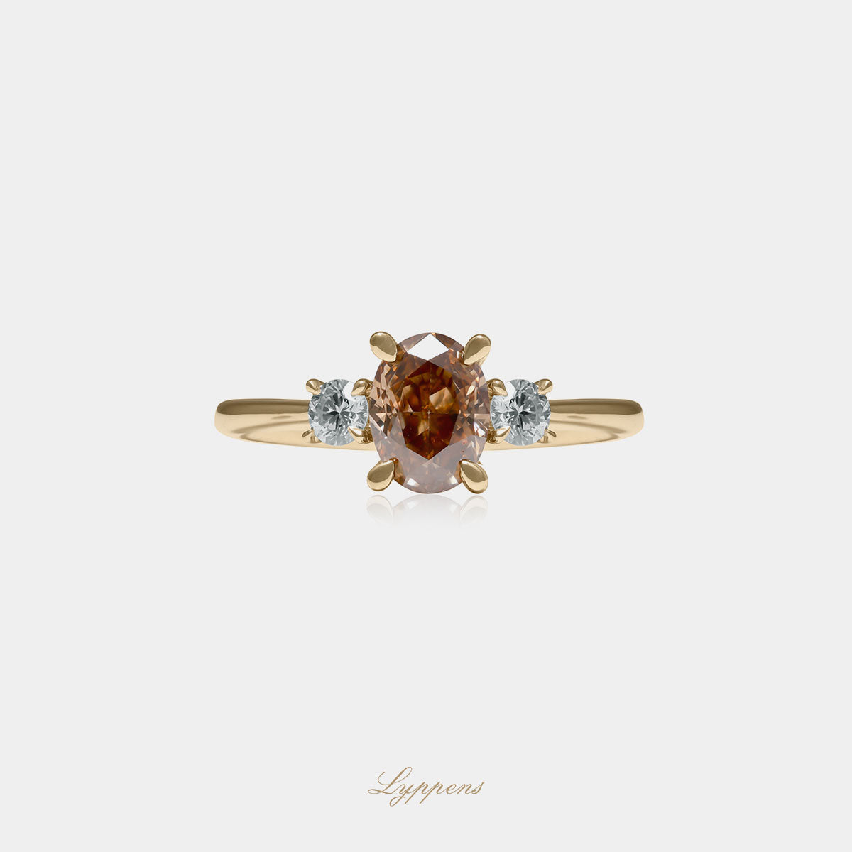 Geelgouden verlovingsring in het midden gezet met een ovale bruine diamant en geflankeerd door briljant geslepen diamant.