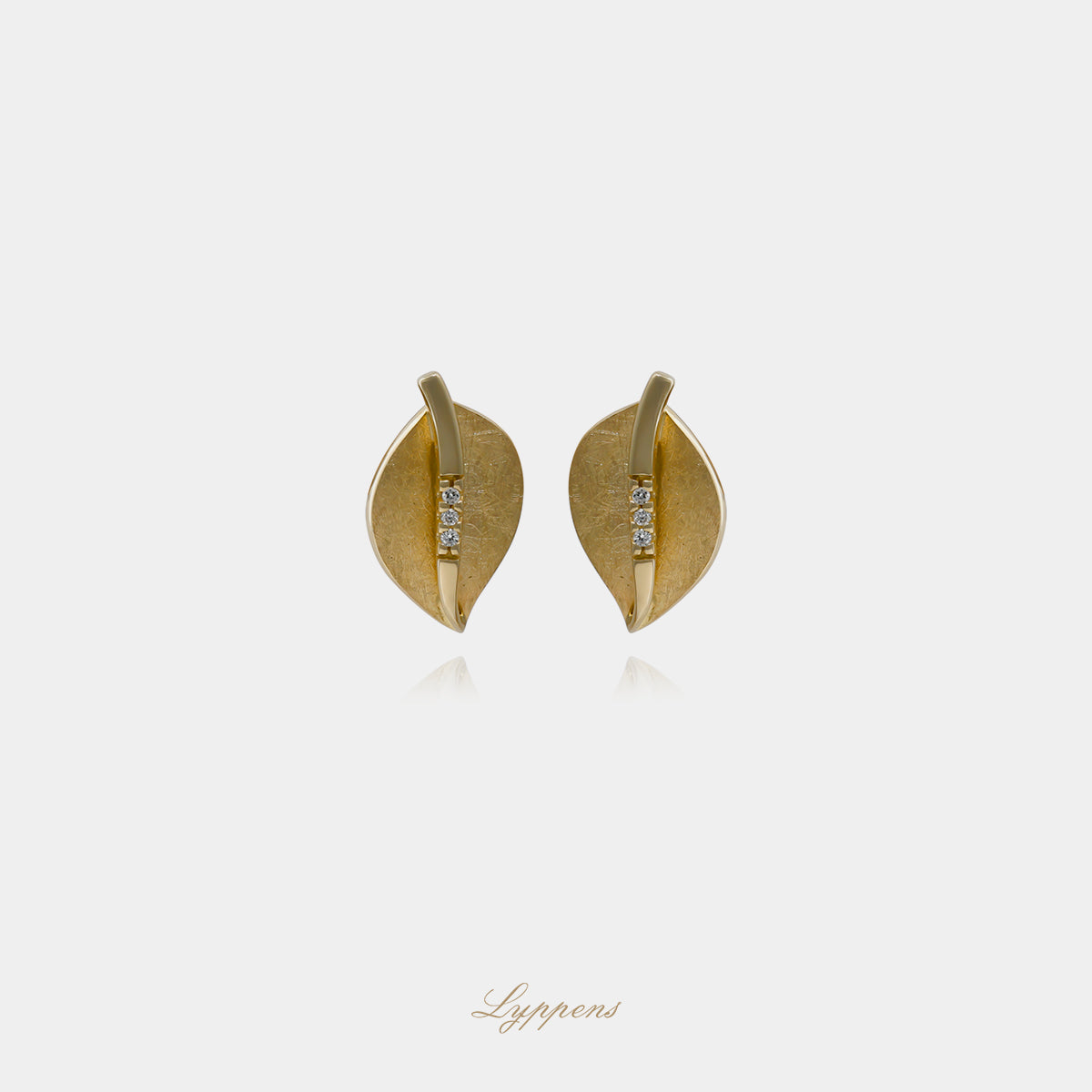 14kt geelgouden oorstekers in bladvorm met 0.02ct briljant geslepen diamant en matte afwerking