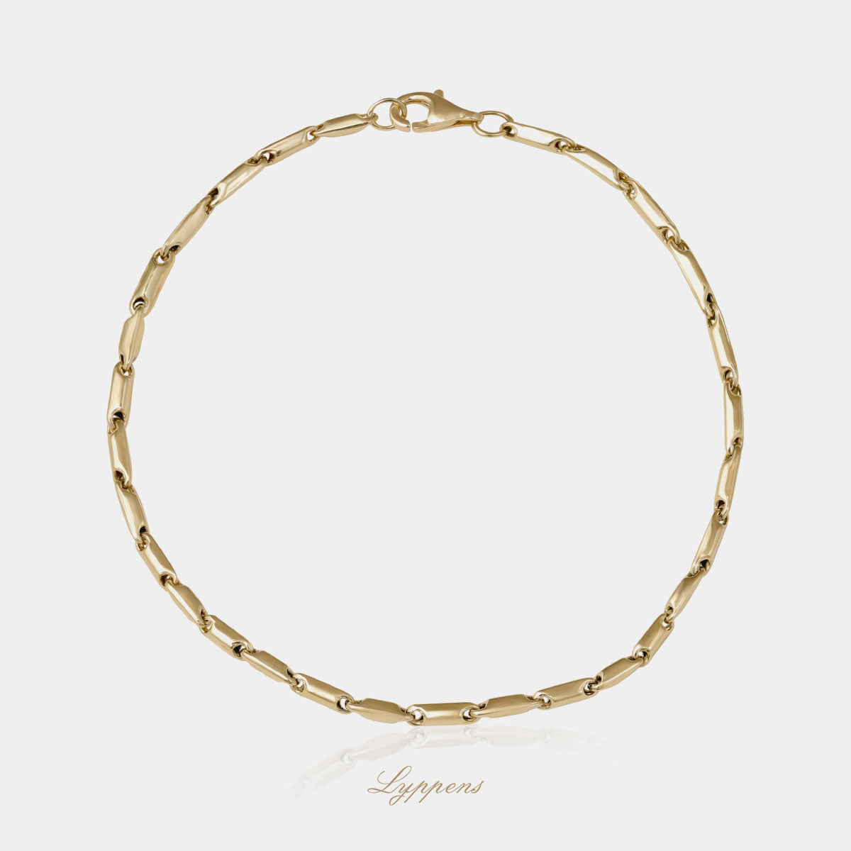 Geelgouden schakelarmband met fantasie schakel.