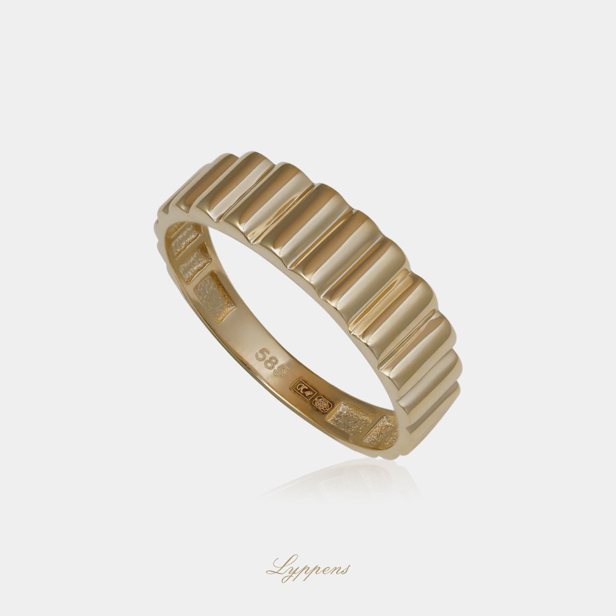 Geelgouden ring opgebouwd uit verticale ribbels verlopend in grote.